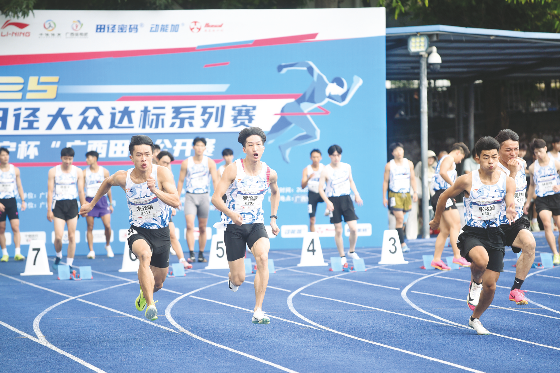 开云体育-国际体育盛会中各国选手奋勇拼搏，展现风采