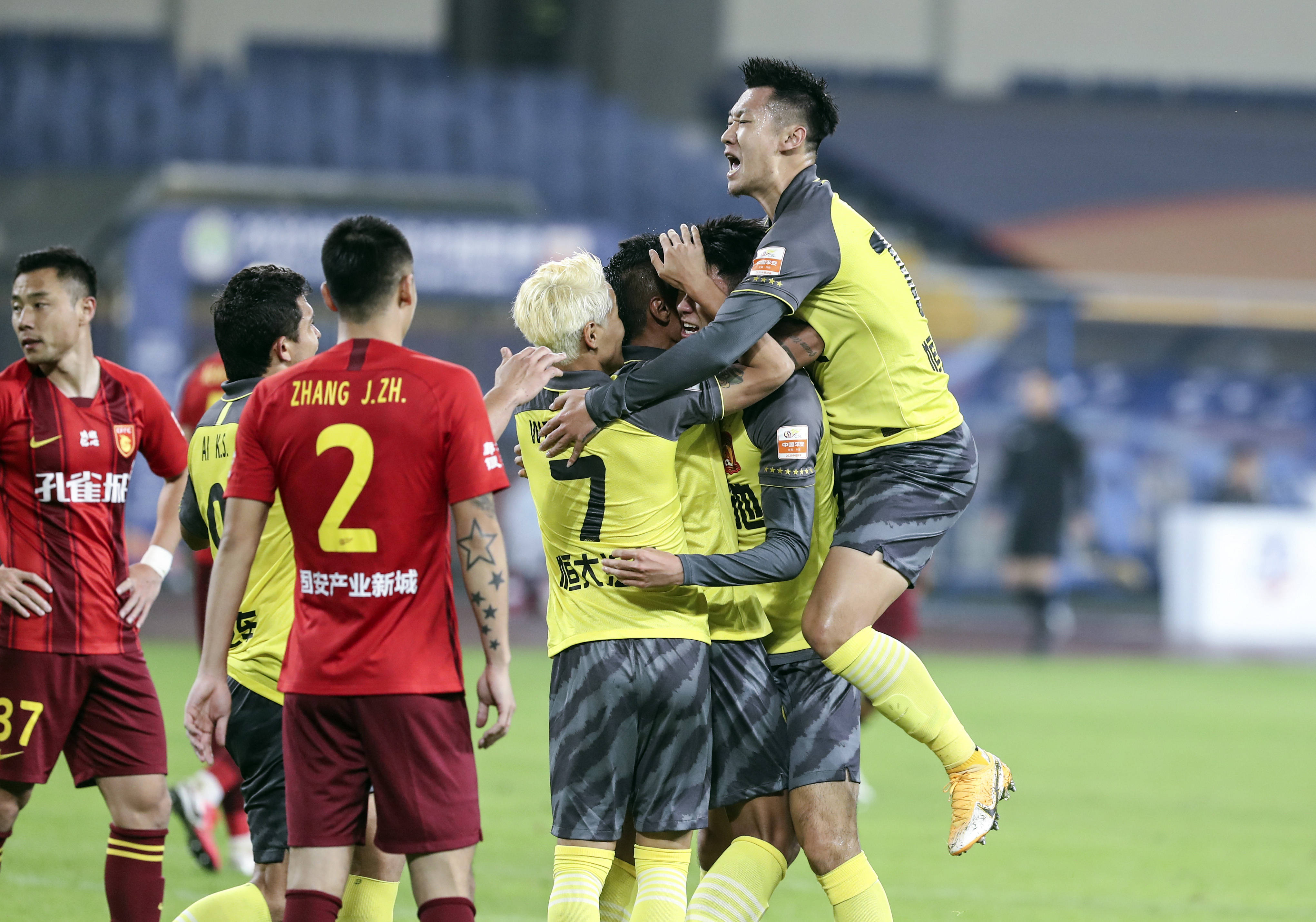 开云体育-上港力拼保级：主场对阵河北华夏幸福，谁将笑到最后？